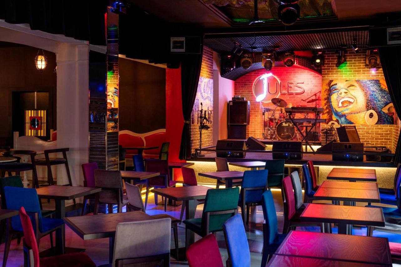 Le Meridien Dubai Hotel & Conference Centre Exterior photo Interior of a typical karaoke box