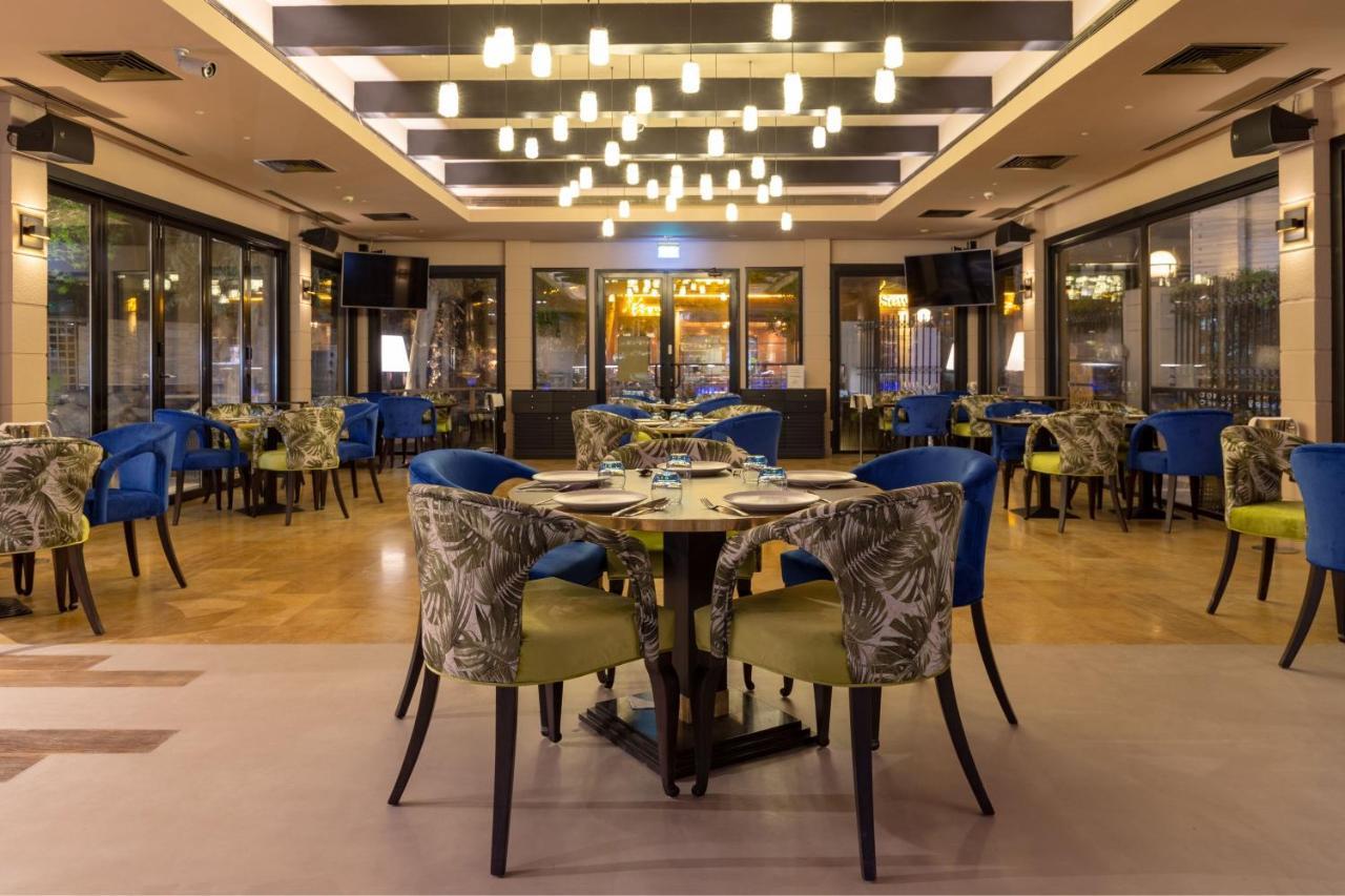 Le Meridien Dubai Hotel & Conference Centre Exterior photo The interior of the restaurant