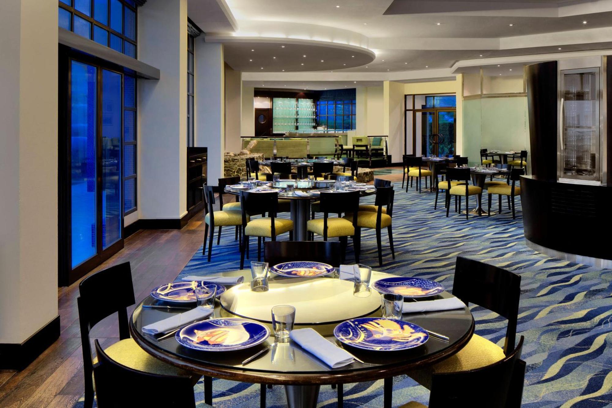 Le Meridien Dubai Hotel & Conference Centre Exterior photo The restaurant