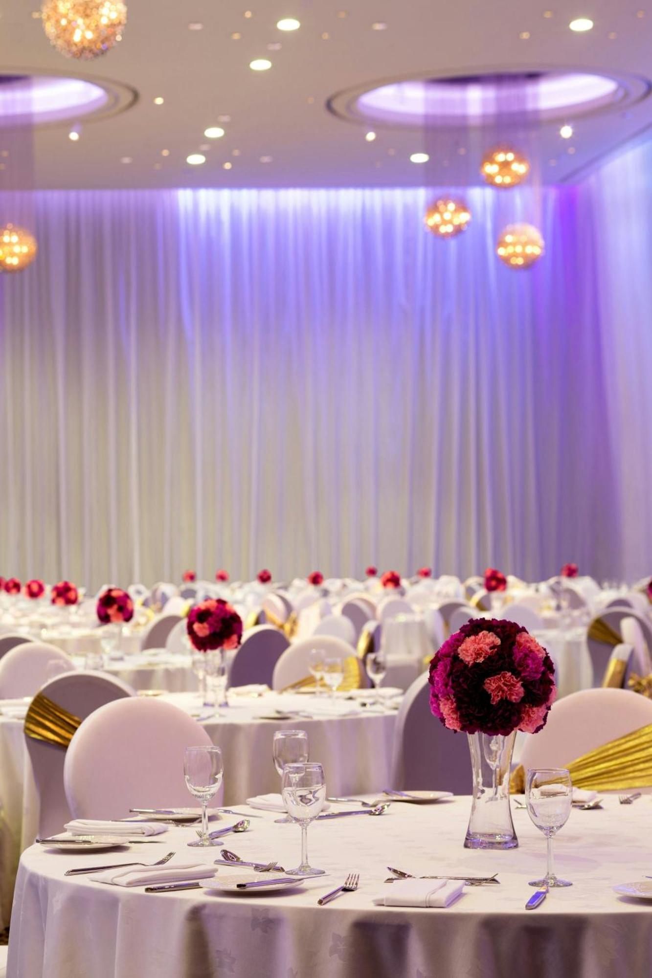 Le Meridien Dubai Hotel & Conference Centre Exterior photo The Great Hall at the University of Western Australia