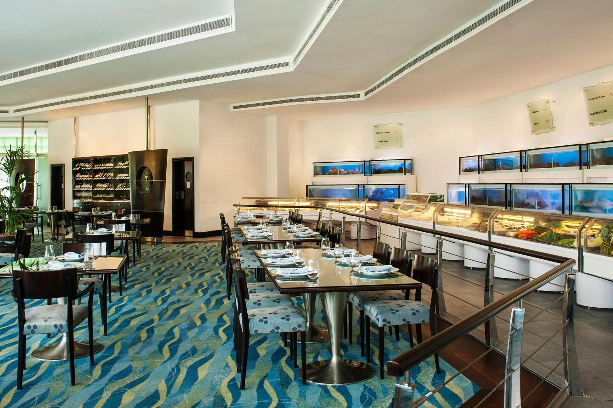 Le Meridien Dubai Hotel & Conference Centre Exterior photo The restaurant