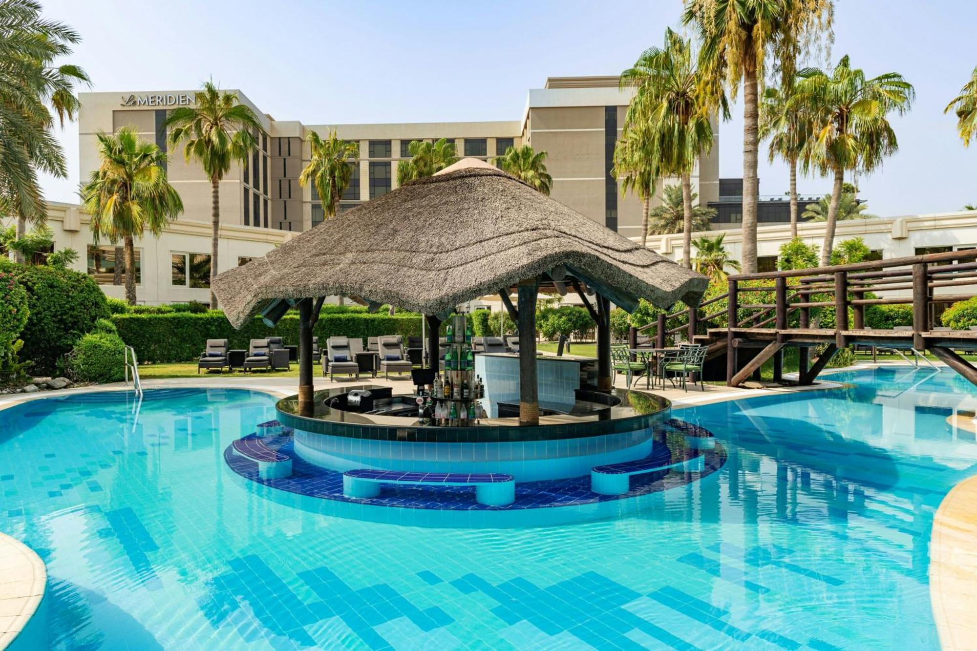 Le Meridien Dubai Hotel & Conference Centre Exterior photo The swimming pool at the hotel