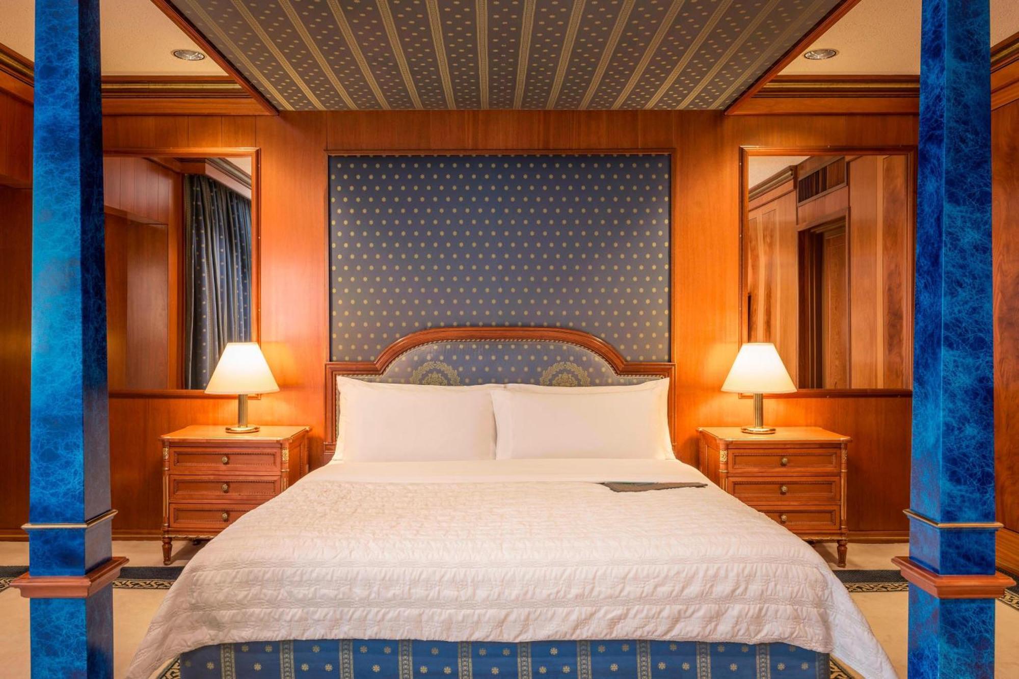 Le Meridien Dubai Hotel & Conference Centre Exterior photo A bedroom in the hotel