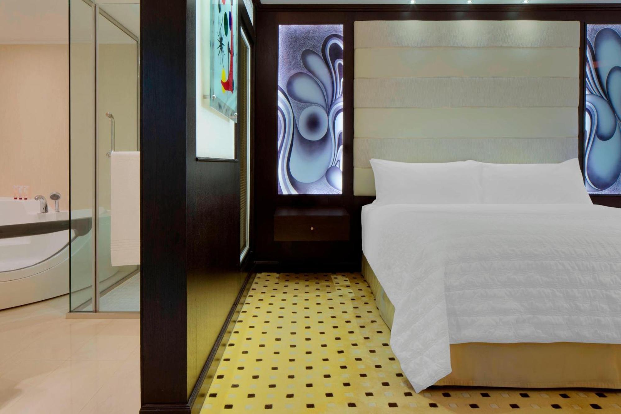 Le Meridien Dubai Hotel & Conference Centre Exterior photo A room at the hotel
