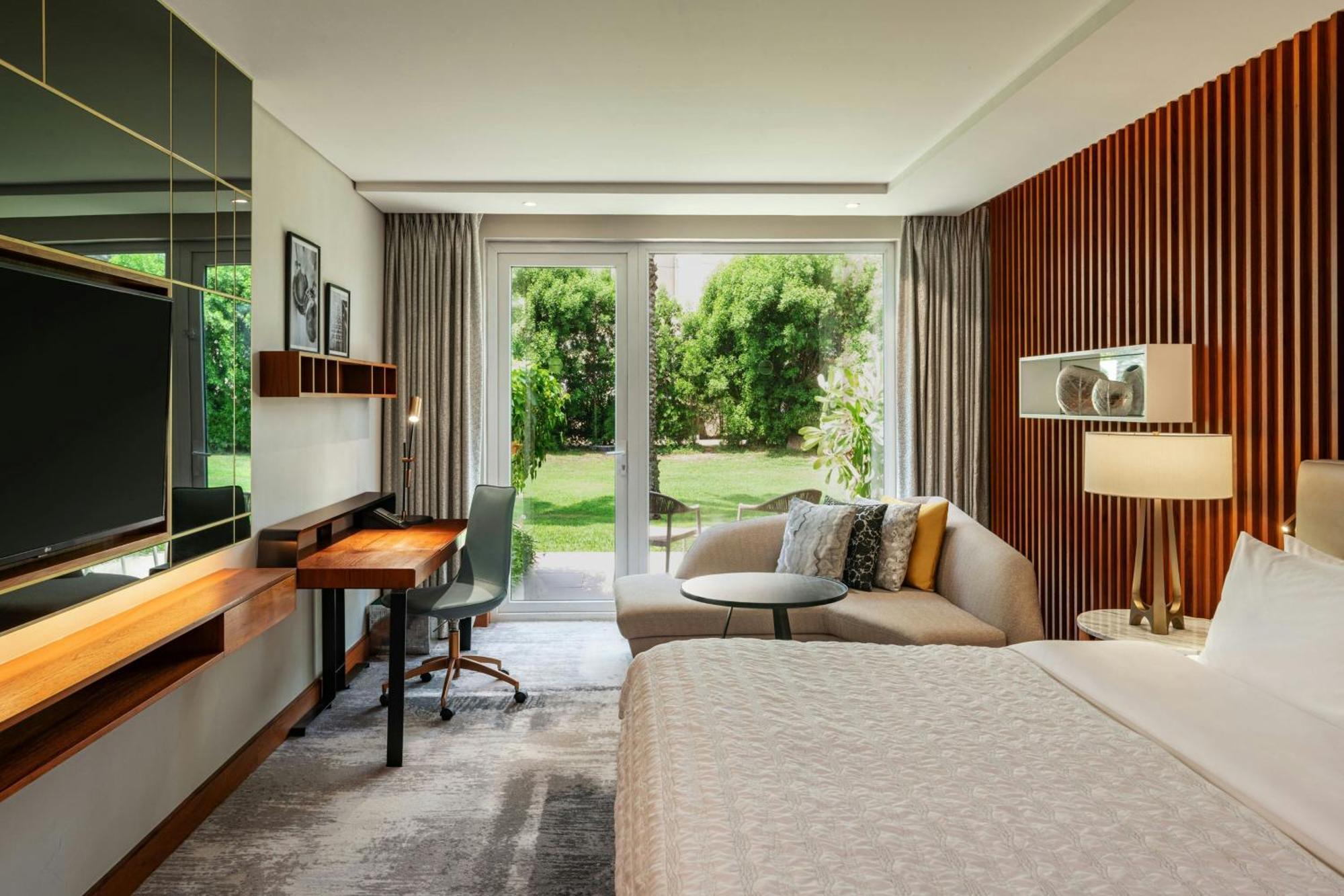 Le Meridien Dubai Hotel & Conference Centre Exterior photo A guest room at the hotel