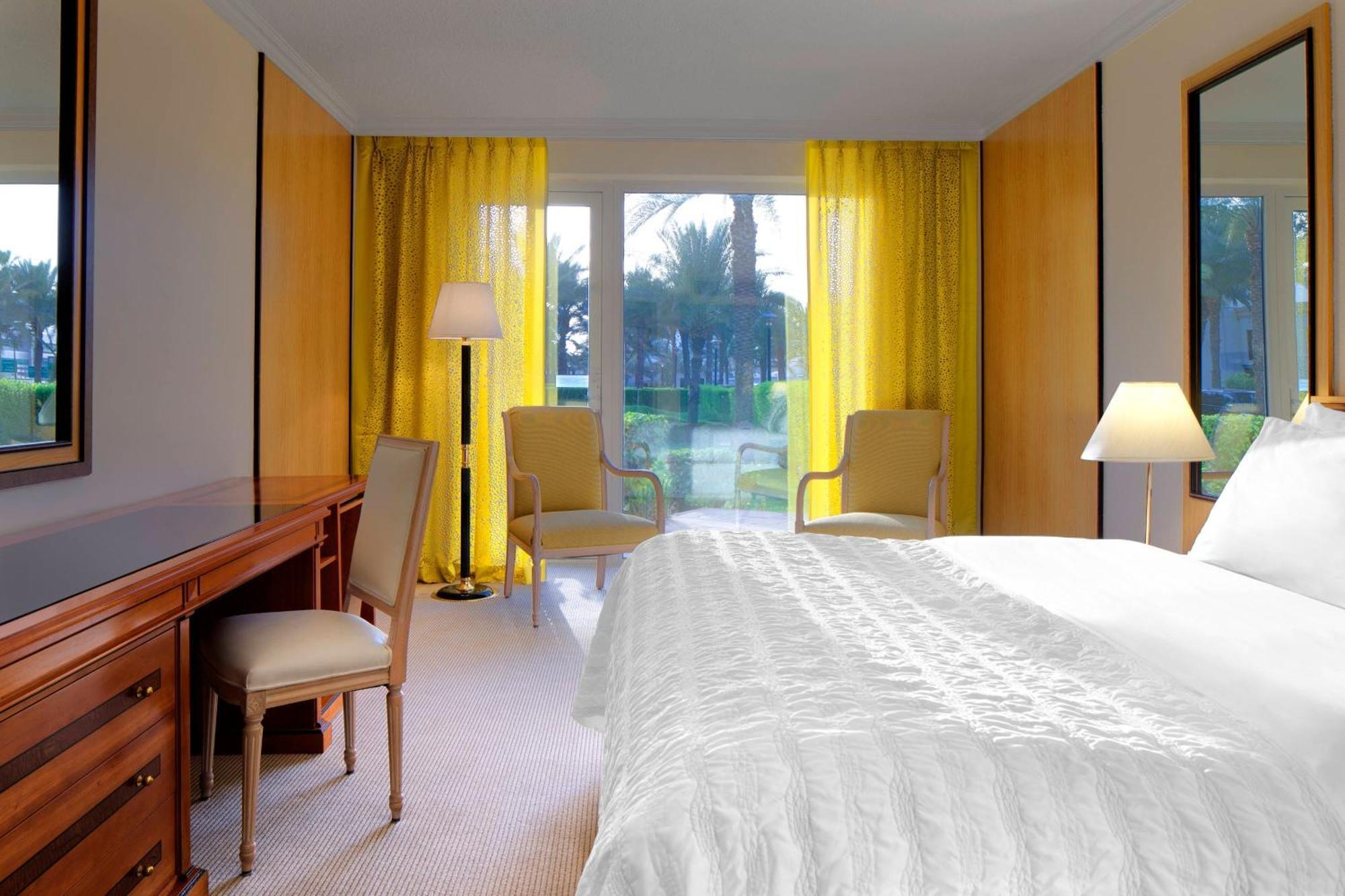 Le Meridien Dubai Hotel & Conference Centre Exterior photo A room at the Westin Palace, Madrid