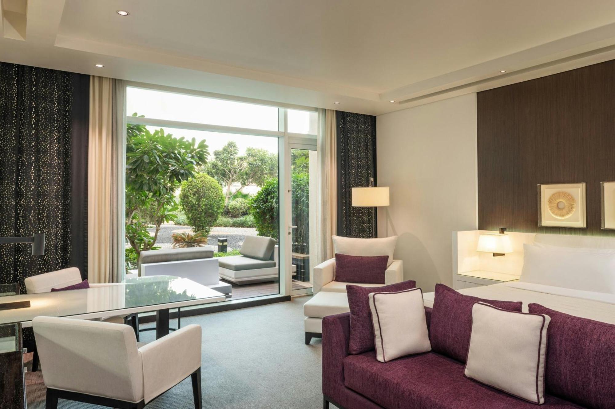 Le Meridien Dubai Hotel & Conference Centre Exterior photo A suite at the hotel
