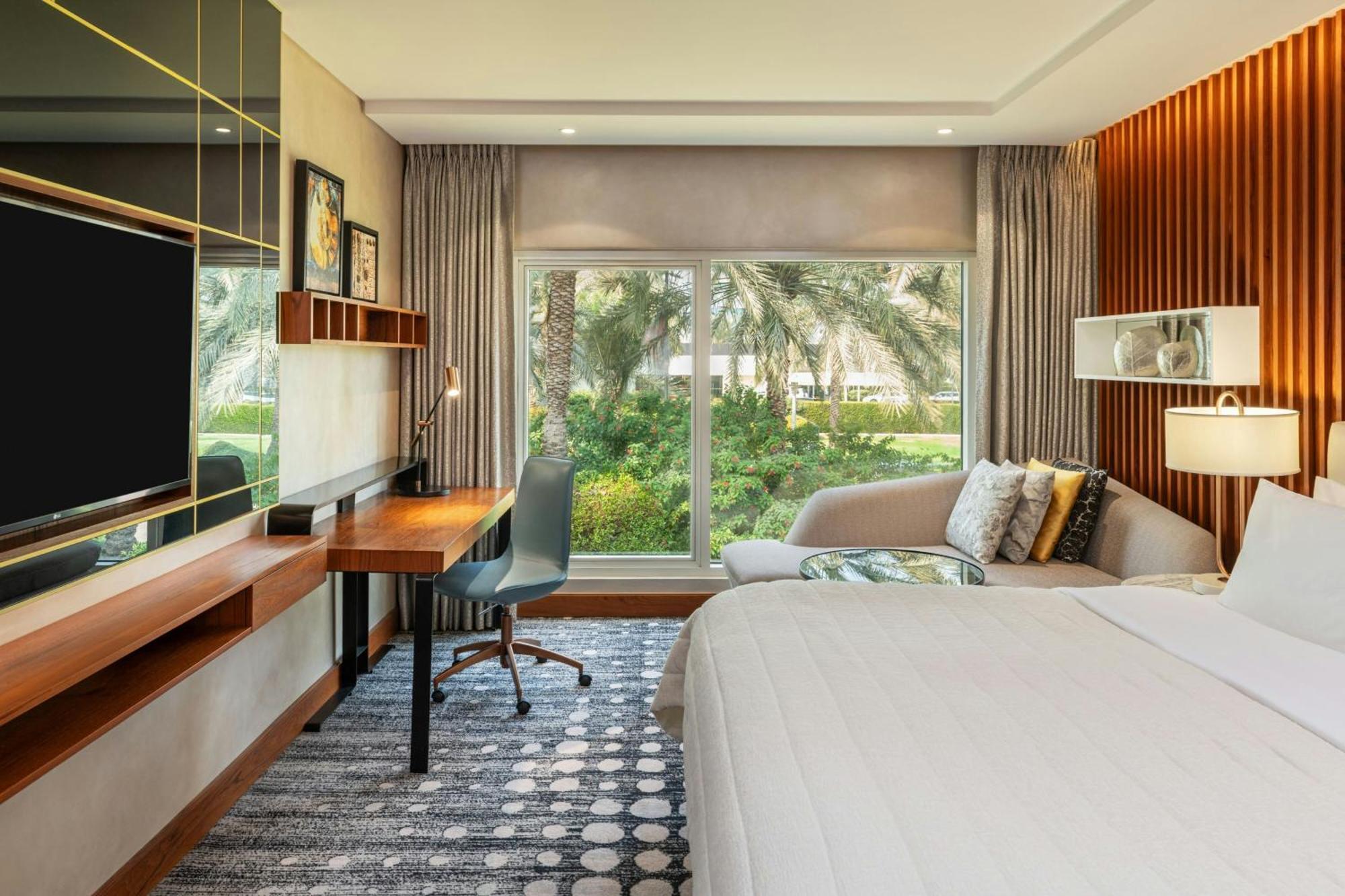 Le Meridien Dubai Hotel & Conference Centre Exterior photo Deluxe Room